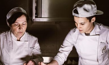 Michelina Fischetti assieme a Serena Falco, le due chef al timone del ristorante Oasis, una stella Michelin e una stella verde a Vallesaccarda (Avellino)
