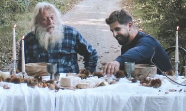 A destra Fabio Bulgheroni, assieme al papà, ideatori di Casale Roccolo, l'azienda agricola biologica specializzata in eccellenze caprine, a Binago (Como)
