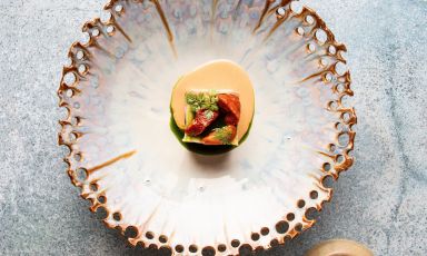 Pescato e ricci è il Piatto della bella stagione di Francesco Sodano, chef del ristorante Famiglia Rana a Vallese di Oppeano (Verona)
