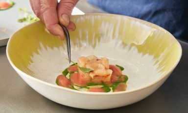 L'Aragosta de li Galli cruda è il Piatto della bella stagione di Alfonso Caputo, chef del ristorante La Taverna del Capitano, a Massalubrense (Napoli)
