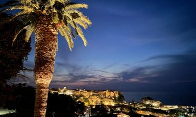 La splendida vista dai giardini terrazzati di Villa Paola, boutique hotel a Tropea (Vibo Valentia), sulla Costa degli Dei in Calabria, che ospita al suo interno il ristorante De’ Minimi guidato dallo chef Emanuele Pucci
