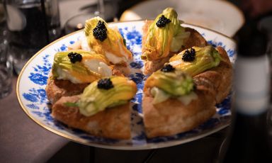 Una deliziosa creazione firmata dal maestro pizzaiolo Davide Di Bilio della pizzeria Fuoritempo di Chieri (Torino) realizzata in collaborazione di Giuseppe Iannotti, chef del ristorante Kresios a Telese Terme (Benevento) che ne ha curato il topping: Zucchina alla scapece con aceto di lamponi, bufala in fiore di zucchina e perlage di tartufo su impasto di ceci, farro e grani germogliati
