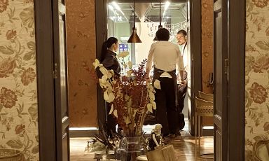 Il colpo d'occhio iconico sulla cucina del ristorante Sustanza, che ha sede nella Galleria Principe di Napoli, la nuova casa dello chef Marco Ambrosino
