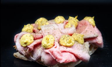 La pizza al vitello tonnato di Tellia Lab, un grande classico piemontese servito su un impasto croccante: semplicemente delizioso
