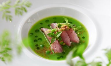 Tra Mare e Macchia: la ricciola, piselli e bottarga, un piatto di Alfonso e Matteo Caputo, chef della Taverna del Capitano, a Massa Lubrense (Napoli)
