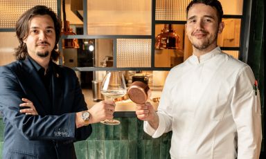 A sinistra, Alfredo Abbate, maître e sommelier del ristorante Kùm assieme allo chef Kevin Rexho
