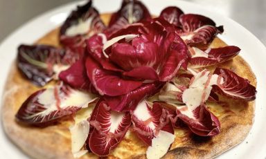 La pizza con le eccellenze del territorio - come la famosa Rosa di Gorizia - della pizzeria Al Lampione. Scoprite tutti gli indirizzi da provare nella Guida di Identità Golose alle Pizzerie e Cocktail Bar d'autore
