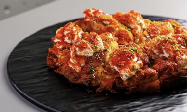 Consistenze di Margherita, una delle tante variazioni sulla pizza Margherita ideate da Francesco Pompetti al suo Impastatori Pompetti di Roseto degli Abruzzi (Teramo). In questo caso l'impasto fritto a fermentazione spontanea di pomodoro viene condito con polvere di pomodoro del piennolo, stracciata di burrata e basilico disidratato
