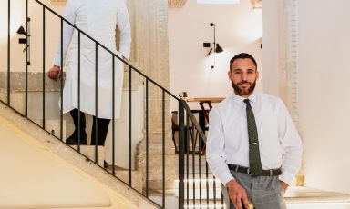 In basso, Gabriele Scrimieri, classe 1994, direttore di sala e poco più in alto, Alessandro Danilo Sbocchi, 1996, lo chef del ristorante Del Marchesale a Melpignano, in provincia di Lecce
