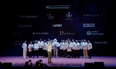 Selfie di Michelangelo Mammoliti coin gli altri chef a tre stelle, al termine della premiazione Guida Michelin 2026
