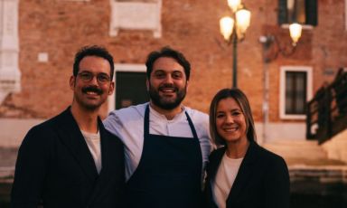 Da sinistra, Manuel Trevisan, maître sommelier, Salvatore Sodano, executive chef e Benedetta Fullin, patronne del ristorante Local a Venezia, che ora celebra i suoi primi 10 anni
