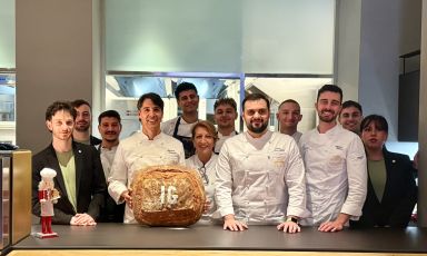 La foto di rito al pass della brigata al completo di Identità Golose Milano, con lo chef del ristorante I Portici, a Bologna, Nicola Annunziata e Friedrich Schmuck, della pizzeria Piano B, a Siracusa
