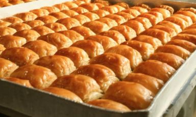 Baklava in cottura alla&nbsp;pasticceria&nbsp;Karak&ouml;y G&uuml;ll&uuml;oğlu, nel cuore della citt&agrave; di Istanbul
