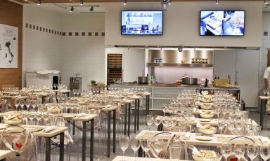 La Scuola di Eataly Chicago, store posizionato sulla East Ohio street, al civico 43. Da martedì 14 a giovedì 16 ottobre sarà il teatro della prima edizione dell’Italian Food and Wine Festival, con 30 cantine selezionate dal Merano Wine Festival e cuochi italiani importanti (foto terryssecondhelpings.blogspot.it)