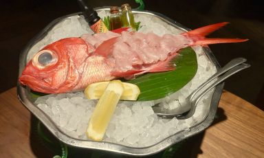 Un intero alfonsino (o berice splendente, nome tassonimico Beryx decadactylus: è un pesce di rilevanti profondità, almeno fino a 1.000 metri, e raro del Mediterraneo), da gustare crudo, a carpaccio, con salse: è una delle tante chicche che si possono addentare al Sea Signora, nuovo indirizzo di prodotti ittici eccellenti e cucina golosa, a Milano
