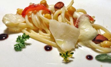 Lo&nbsp;Spaghetto mantecato all'alloro e olio nuovo con ceci e baccal&agrave;, un piatto de&nbsp;L&rsquo;Asinello, ristorante in ascesa&nbsp;in localit&agrave; Villa a Sesta a Castelnuovo Berardenga, Siena, telefono +39.0577.359279 (chiuso luned&igrave; e marted&igrave;; a pranzo aperto solo domenica)
