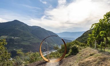 Il sentiero del vino e la scultura di Moroder
