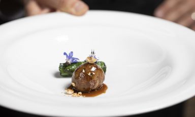 Alle pendici dei Nebrodi passando per Randazzo, ovvero Crépinette di agnello, burro alla nocciola, miele e bietola: il Piatto del 2022 di Daniele Patti del ristorante Lo Scudiero, a Pesaro
