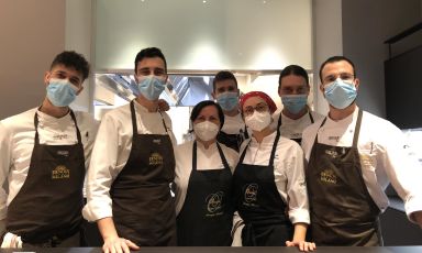 La squadra che ieri sera, gioved&igrave; 17 febbraio, ha regalato assaggi deliziosi, destinati a perdurare nella memoria: a&nbsp;guidarla&nbsp;Michelina Fischetti - al centro - chef del ristorante Oasis Sapori Antichi, una stella Michelin a Vallesaccarda, Avellino. Assieme alla brigata di Edoardo Traverso, replicher&agrave; "lo spettacolo" per ancora due imperdibili cene (per prenotare un tavolo, consultare il sito dell'Hub)
