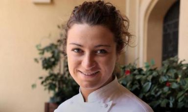 Serena D'Alesio, chef and pastry chef born in 1982. She works at relais Marchese del Grillo in Fabriano (Ancona). Beside her, her mother Emanuela, reining the restaurant since 1990