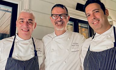 Foto ricordo per Antonio Guida tra due dei suoi più importanti collaboratori. Alla sua destra ecco Federico dell'Omarino, suo sous chef da sempre, dal 2002 al Pellicano a Porto Ercole, e Marco Pinna, pastry chef dal 2021
