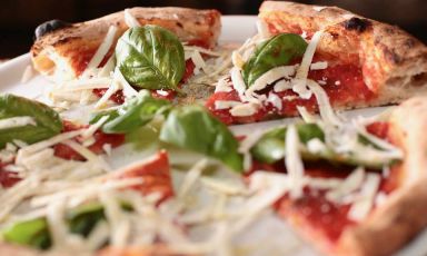 Tania Mauri alla continua ricerca dei luoghi dove si mangia la pizza migliore: questa volta racconta per Identità Golose il Gazometro 38, regno del giovane e talentuoso Pier Daniele Seu. Il pezzo è uscito in anteprima per Identità di Pizza, la newsletter che Identità Golose dedica al mondo dei lievitati. Per riceverla regolarmente (e gratuitamente) basta iscriversi qui
