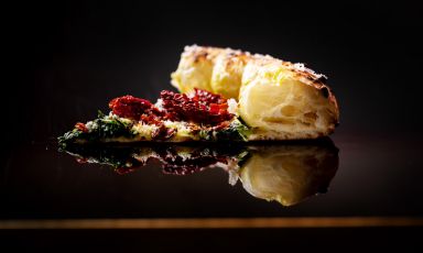 La pizza Basilicata Coast to Coast di Pier Daniele Seu da Seu Pizza Illuminati, a Roma: crema di fave fresche, cicoria ripassata, peperoni cruschi e Gran Käse della Valcamonica. Fa parte delle nuove proposte vegetariane del pizzaiolo romano

