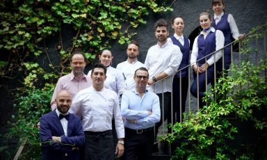 La squadra dello Shalai a Linguaglossa, sull'Etna. Il trio in primo piano è formato da Dario De Salvo, dallo chef Giovanni Santoro e da Leonardo Pennisi. Dietro di loro, da sinistra, Luciano Pennisi, Valentina Mancuso, Alessio Russo, Andrea Pantano, Aurora Seminara, Katia Pollicina, Francesca Malaponti. Foto Tanio Liotta
