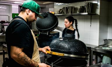 Simone Saraceni e la sua compagna, in cucina e nella vita, Chiara Balsami: ai fornelli della trattoria Il Porcellino a Montorio al Vomano (Teramo)
