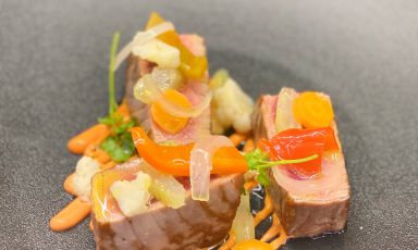 Tonno rosso con giardiniera, tuma persa e maionese al pomodoro : il piatto dell'estate di Joseph Micieli

