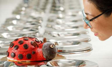 Lucia Sapia spunta sulla destra, nella foto, faccia a faccia con una coccinella-gelato. La Sapia è gran gelatiera in provincia di Varese, con la sua Il Dolce Sogno a Castellanza, Busto Arsizio e Cassano Magnago. Sarà tra i protagonisti di Identità di Gelato al congresso Identità Milano, alle 12,15 di sabato 23 marzo, insieme al collega Maurizio Bernardini della gelateria Galliera 49 di Bologna
