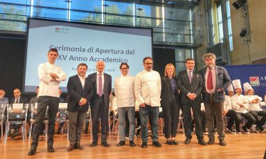 Da sinistra: il Direttore Didattico Matteo Berti, Michel Troisgros, il Presidente Enzo Malanca, Ezio Marinato, Paolo Lopriore, Mariella Organi, il Direttore Generale Andrea Sinigaglia e Andrea Grignaffini
