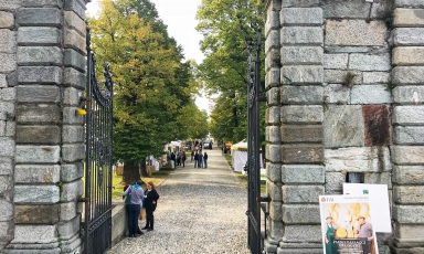 L'ingresso al bellissimo e panoramico viale alberato dove si concentrano gli espositori della quarta edizione di Paesi e Paesaggi del Gusto, al Castello e Parco di Masino
