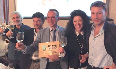 I relatori del convegno e, al centro, il direttore del consorzio del Soave Aldo Lorenzoni
