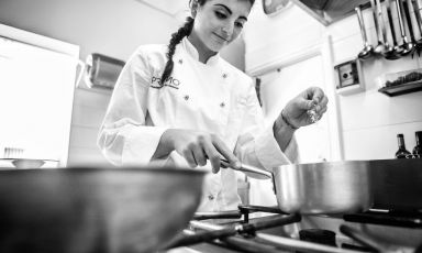 Solaika Marrocco (classe 1995, Gallipoli), chef di Primo Restaurant a Lecce, una stella Michelin. Cucinerà al ristorante di Identità Golose Milano, lunedì 18 settembre, orario unico ore 20.00. Per prenotare clicca qui
