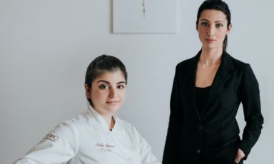 La chef Solaika Marrocco con Silvia Antonazzo, responsabile di sala del ristorante Primo a Lecce. La chef Solaika Marrocco è stata premiata cuoca dell'anno dalla Guida ai ristoranti di Identità Golose 
