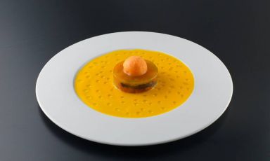 The beautiful dish called Solaris –portrayed by courtesy of its author, Pietro Leemann – is an example of how you can profitably use all the parts of an ingredient, in this case tomato seeds. Lisa Casali tells us how even chefs can offer virtuous examples and precious lessons on how to reduce food waste 