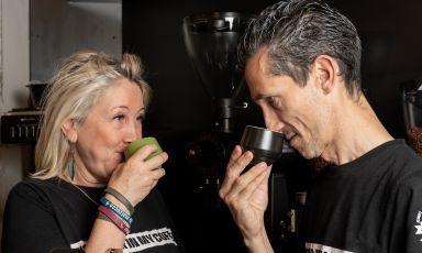 Sonia e Maurizio Valli aprono il terzo store Bugan Coffee Lab, il primo a Milano, con un unico obiettivo: guidare le persone oltre l'abitudine, per cogliere l'identità aromatica di ogni singola origine. Il primo passo per farlo è: no sugar in my coffee. Tutte le foto sono di Luca Bassi
