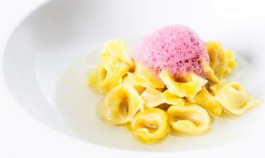 Il sorbir visto da Marta Scalabrini, chef di Marta in Cucina a Reggio Emilia: l&rsquo;ortodossia emiliana prevede che i cappelletti in brodo avanzati dal pranzo di Natale vengano riscaldati la sera, "innaffiati" di lambrusco e spolverati di parmigiano. Non proprio un assaggio invitante. Per questo motivo Marta li&nbsp;"rovescia", adagiando sotto la fonduta di parmigiano, poi i cappelletti ripieni di brodo e l&rsquo;aria di lambrusco
