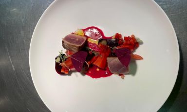 Insalata di tonno in rosso: la ricetta della rinascita di Valeria Piccini