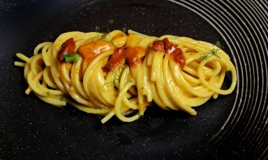 Gli Spaghetti ai ricci di mare, alla maniera di Agostino Alboretto del ristorante Riccio, a Bacoli (Napoli)