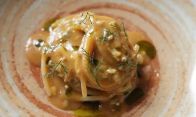 Spaghetti al pomodoro, ostrica, cipollotto arrostito e finocchietto, un piatto firmato da Salvatore Ciccarelli, chef del ristorante Maeba ad Ariano Irpino (Avellino)

