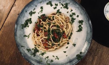 Zoi, il piatto simbolo di un ristorante che porta il medesimo nome, a base di spaghetti con acciughe, pomodori secchi, uvette dell’Epiro e di Creta e scorze di limone
