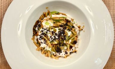 Spaghetto spezzato di Pastificio Mancini con ragù di polpo murato, caprino, olive nere e basilico, che Vincenzo Sansone al Cortile Pepe di Cefalù (Palermo)
