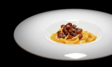 Spaghettone alla carbonara di guanciale di wagyū Onishi: piatto golosissimo, da volerne ancora e ancora, fa parte del menu Wagyū Experience alla Cascina Vittoria di Rognano (Pavia). Ma che c'entra il wagyū con un posto di questo genere? Ve lo spieghiamo nell'articolo. Tutte le foto dei piatti sono di Tanio Liotta
