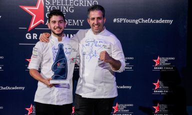 Nelson Freitas, vincitore di S.Pellegrino Young Chef Academy 2023 assieme al suo mentore, lo chef Filipe Carvalho
