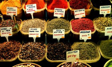 Spezie in fila nelle bancarelle del mercato coperto di Istanbul, metropoli che vede convogliare da millenni i sapori di Oriente e Occidente (fotogallery a cura di Carlo Passera) 