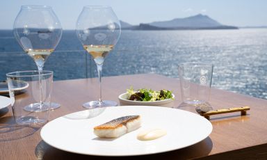 Dalla padella alla brace: Spigola e lattuga romana con vista al ristorante Caracol, a Bacoli (Napoli), casa della cucina di Angelo Carannante
