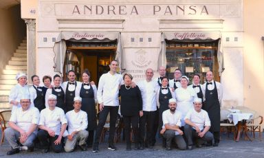 Andrea e Nicola Pansa con mamma Carla e lo staff della loro Pasticceria Pansa ad Amalfi, una storia di famiglia da cinque generazioni. Il locale venne fondato nel 1830 - son quasi 200 anni - dall'omonimo trisavolo Andrea Pansa
