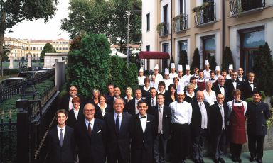 Lo staff dell'Hotel de la Ville e del suo ristorante Derby Grill, meta gourmet a Monza. Una bella storia, Identità Golose la racconta proprio alla vigilia del Gran Premio d'Italia
